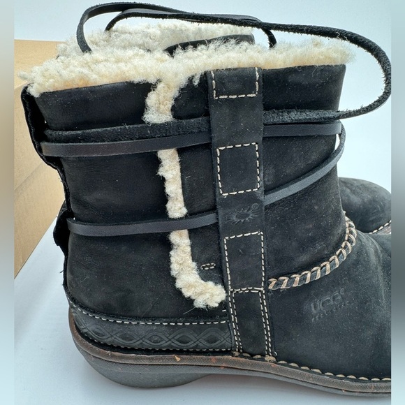 UGG - Cove Black suede, lined ankle boots - size 7 - in Box - Picture 8 of 9